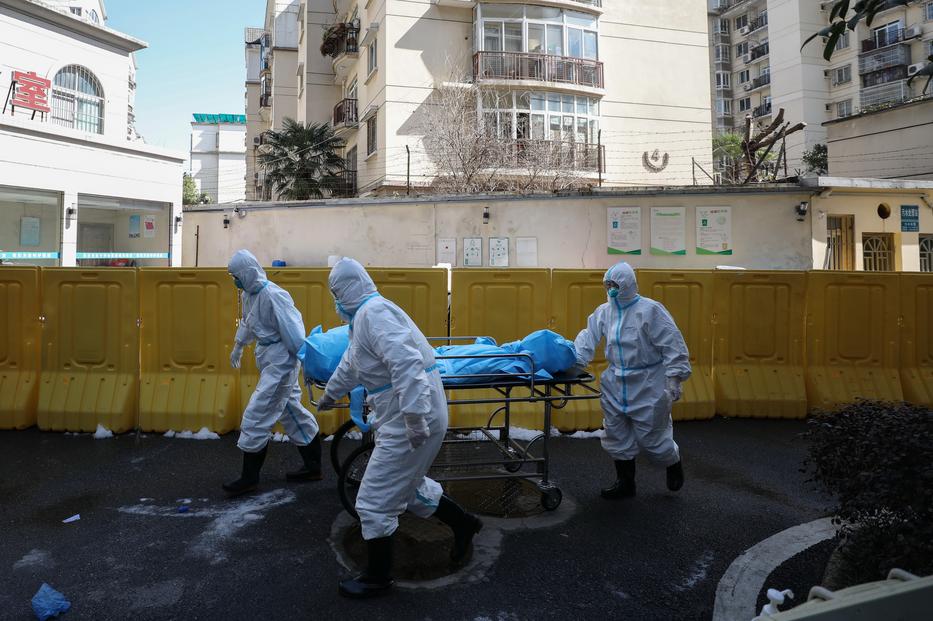 Kórházi dolgozók szállítják egy koronavírusban elhunyt személy holttestét Vuhanban, 2020. február 16-án. / Fotó: EPA/STRINGER CHINA OUT