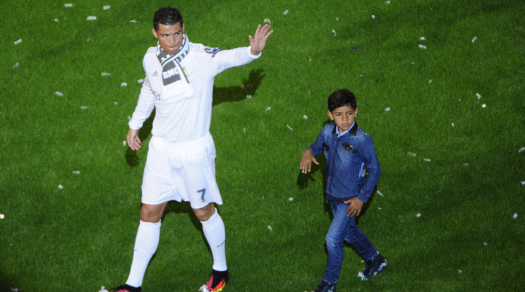 Cristiano Ronaldo és Cristiano Junior /Fotó: AFP