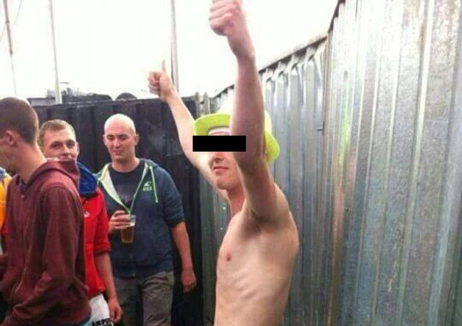 Fotografija na kojoj se u necenzurisanoj verziji vidi kako devojka oralno zadovoljava mladića