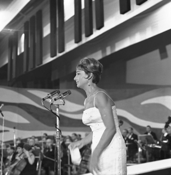 III Międzynarodowy Festiwal Piosenki. Konferansjerka Irena Dziedzic podczas festiwalu w hali Stoczni Gdańskiej, 1963 r.