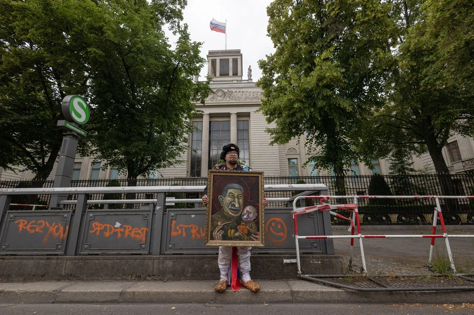 Semjon Skrepecki ispred ruske ambasade u Berlinu 12. juna