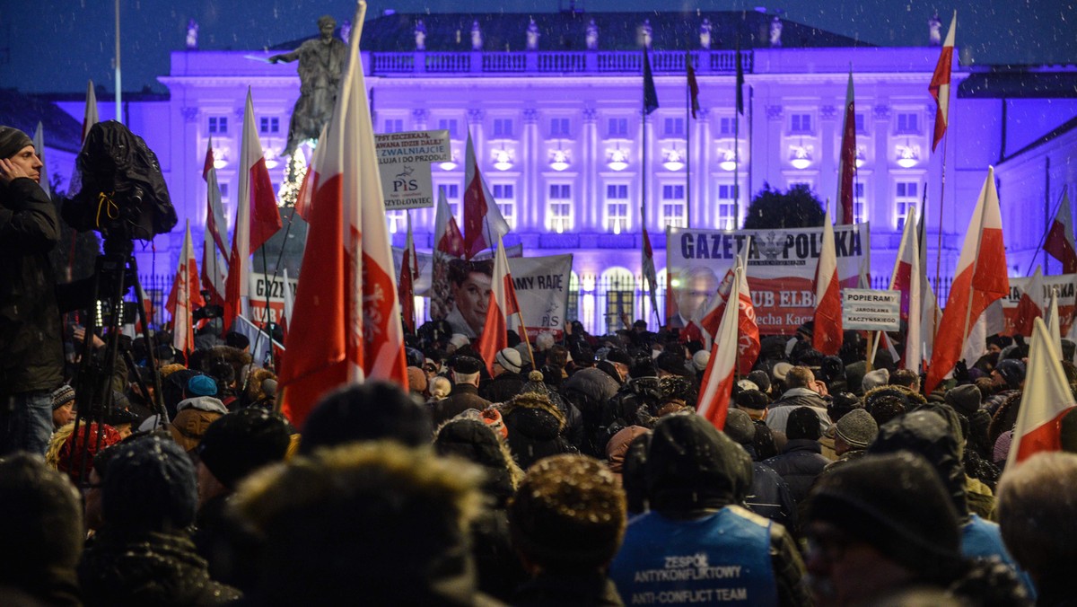 manifestacja Klubów Gazety Polskiej przed Pałacem Prezydenckim