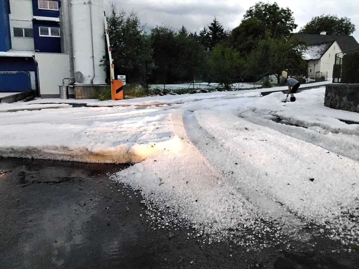 Mesto Olešnice na juhu Moravy zasypali krúpy. 