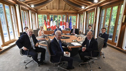 Boris Johnson és a világ vezetői kigúnyolták Putyint az alakja miatt: eldurvult a politikai viccelődés a G7-csúcstalálkozón