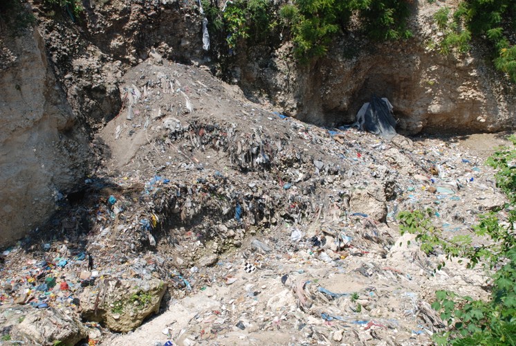 Osuwisko pełne śmieci