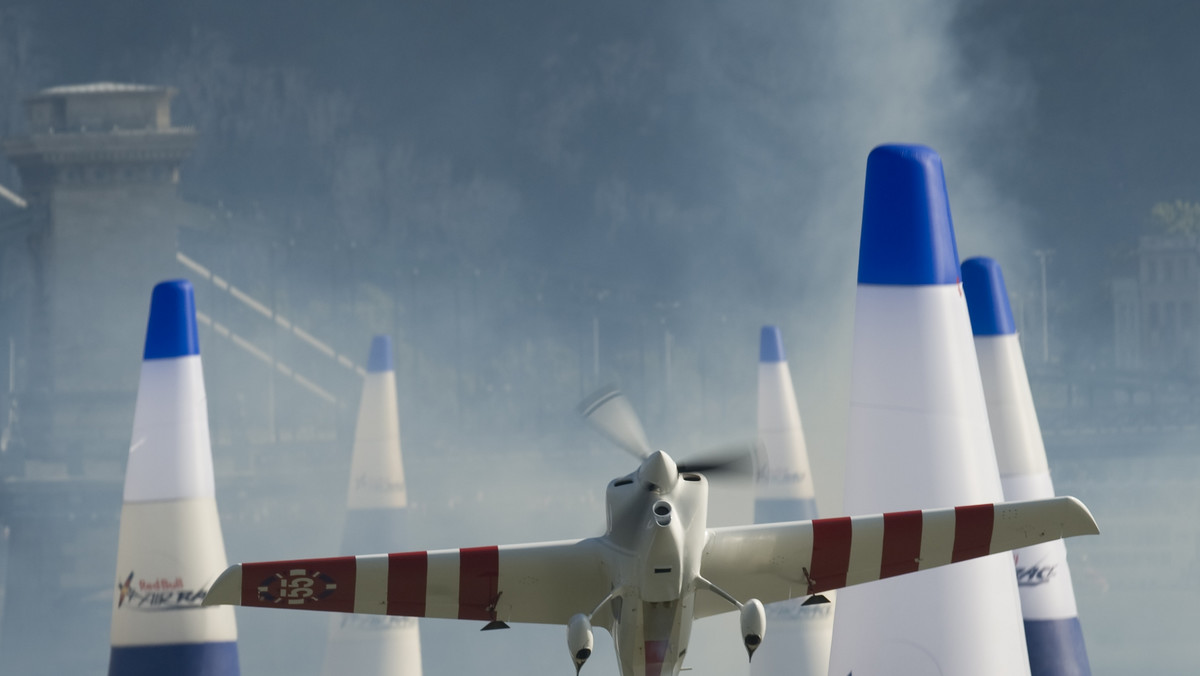 Tegoroczna edycja Mistrzostw Świata Red Bull Air Race już w najbliższy weekend (26-27 marca) rozpocznie się w Abu Dhabi. W ubiegłym sezonie, w ekscytującej walce oglądanej przez miliony widzów, Brytyjczyk Paul Bonhomme zdołał pokonać Austriaka Hannesa Archa i został Mistrzem Świata. W sezonie 2010 będzie bronił tytułu, stawiając czoła jeszcze szybszemu gronu 15 pilotów z 13 krajów.