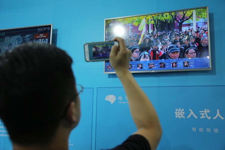 Za pomocą swojego telefonu komórkowego można odnaleźć w tłumie poszukiwaną osobę.