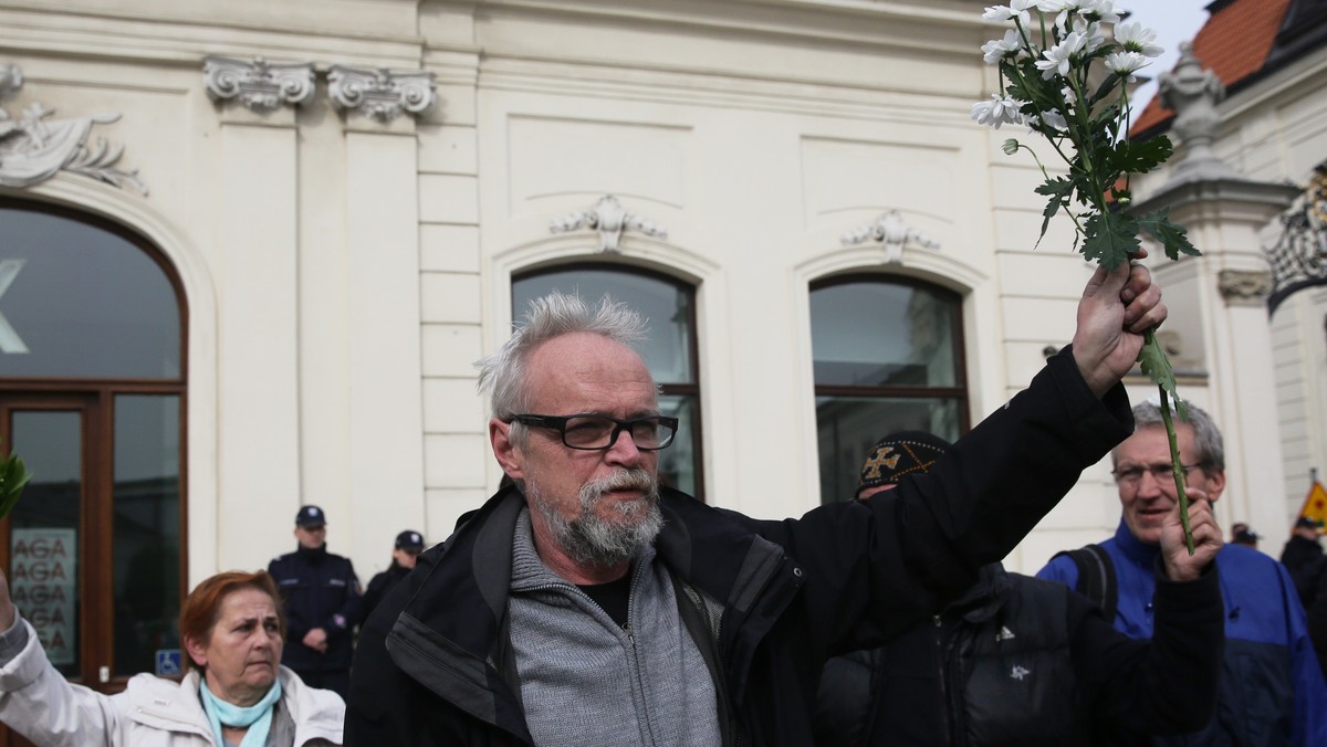 Obywatele RP podczas kolejnych miesięcznic smoleńskich, "broniąc wolności demonstrowania" będą świadomie stawać w miejscach, w których nie mają prawa przebywać w myśl obecnej ustawy o zgromadzeniach - zapowiedział dziś lider Obywateli RP Paweł Kasprzak. - Będziemy to robić, dopóki ustawa ta nie zostanie zmieniona - mówił.