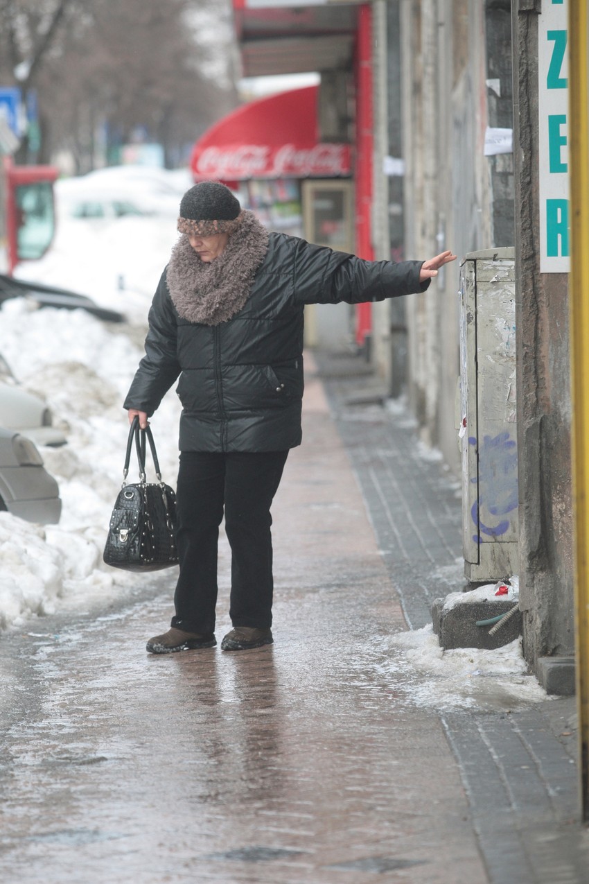 Kretanje po zaleđenim ulicama predstavlja noćnu moru za pešake