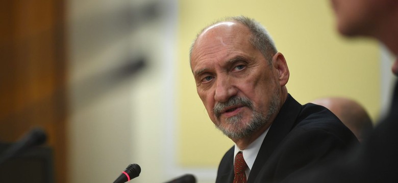 "To żart internetowy". Miller o słowach Macierewicza w sprawie "mistrali za dolara"