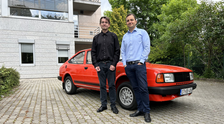 László és Zoltán nagy szerelme a Skoda, a 130-ast tréleren hozták haza Szlovákiából - fél napig tartott az út