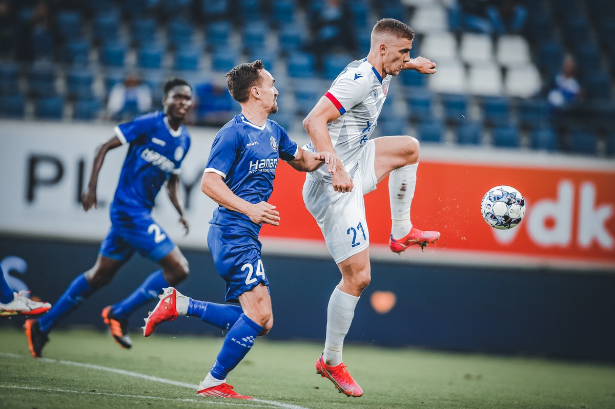 Piłkarz Rakowa Częstochowa Vladislavs Gutkovskis (P) podczas meczu rewanżowego 4. rundy el. Ligi Konferencji przeciwko KAA Gent