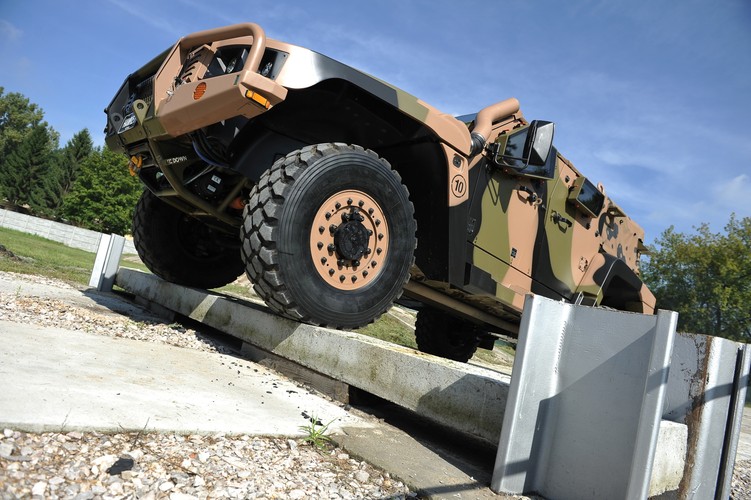 Hawkei należy do czterokołowych lekkich pojazdów opancerzonych LPV (Light Protected Vehicle). <br><br> fot. (obm/mr) PAP/Marcin Obara