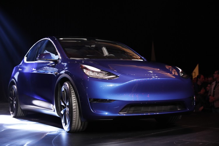 Tesla Model Y będzie małym SUV-em. To kolejny model w ofercie Elona Muska, po średniej wielkości SUV-ie Model X, pełnowymiarowym luksusowym sedanie Model S i Modelu 3.