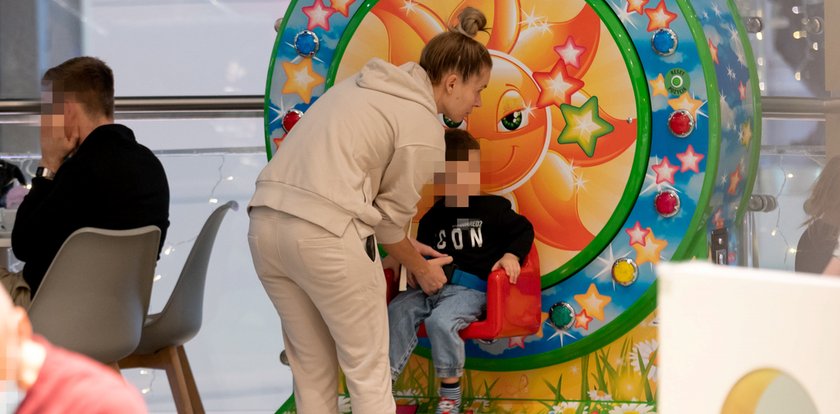 Izabela Janachowska nie chciała się rzucać w oczy, ale ze skarpetkami zaszalała. Ich cena wprawia w osłupienie! [ZDJĘCIA]