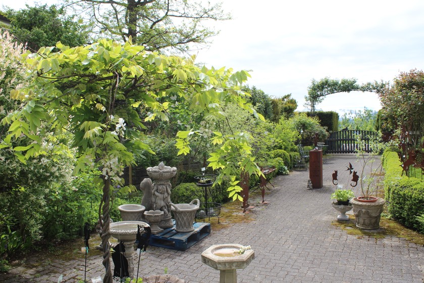 Les figurines en pierre reconstituée ou en métal rouillé résistent au gel et peuvent rester dehors toute l’année, ce qu’apprécie beaucoup la jardinière passionnée.