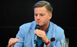 Znany pisarz napisał do Tuska. Saramonowicz: Słusznie skrytykował