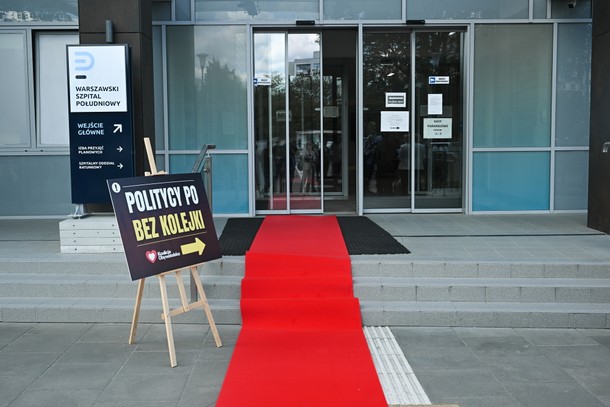 Konferencja przed Szpitalem Południowym