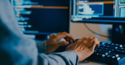 wojna w iranie może napędzić outsourcing it. firmy będą szukać  oszczędności i specjalistów od cyberbezpieczeństwa [komentarz ekspercki]