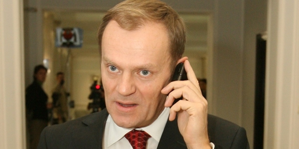 Donald Tusk rozmawia przez telefon