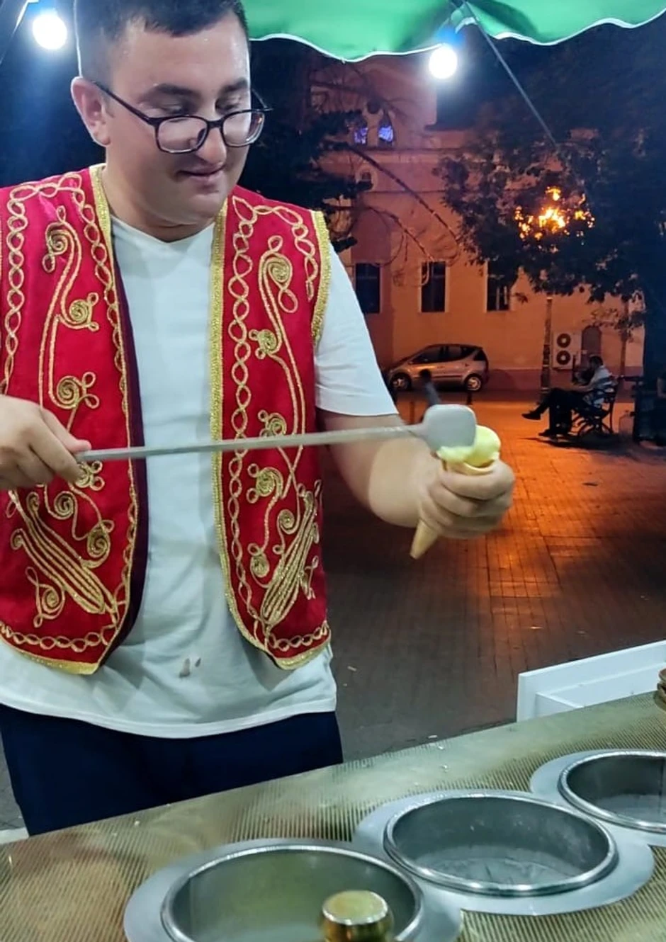 Skoplje - prodavac sladoleda kao u Istanbulu