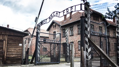 Odzież ofiar Auschwitz, w tym dzieci, zostanie poddana konserwacji