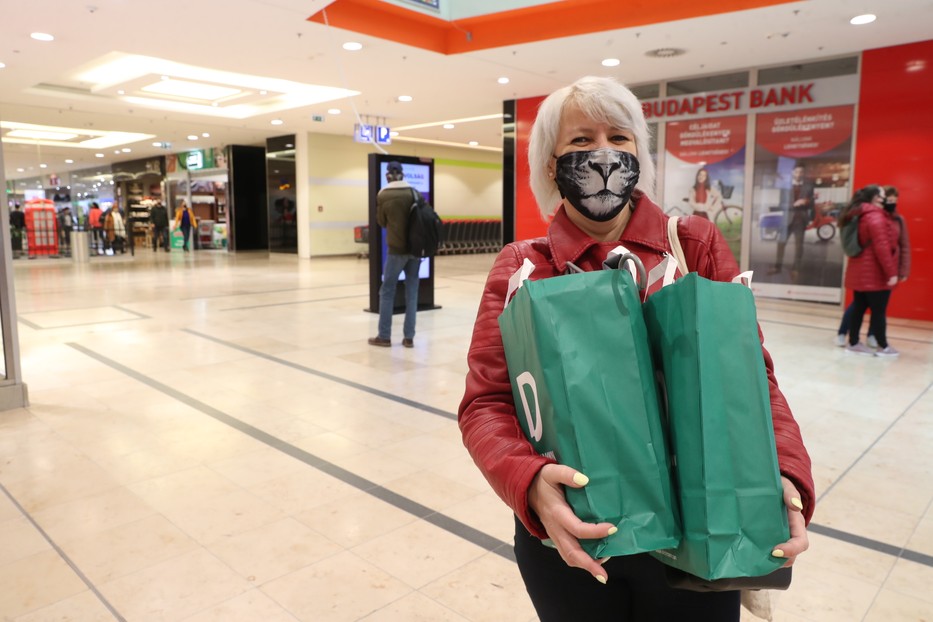 Krisztina sem tervezett nagyobb vásárlást, de meglátta az alacsony árakat, és két cipőt is vett / Fotó: Pozsonyi Zita 