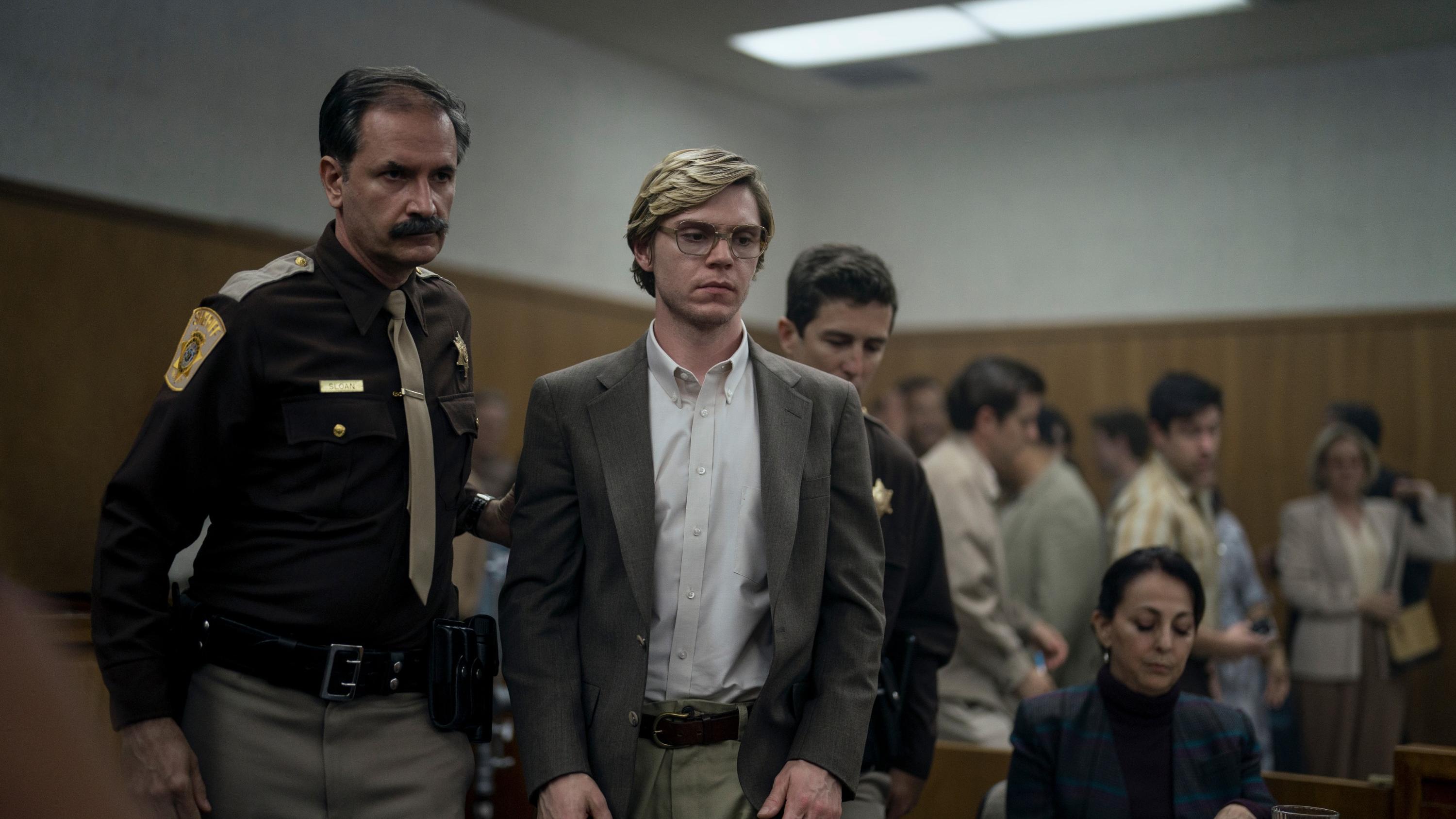 Még egy ok, amiért Evan Petersnek meg kell kapnia a Golden Globe-ot Jeffrey Dahmer szerepéért