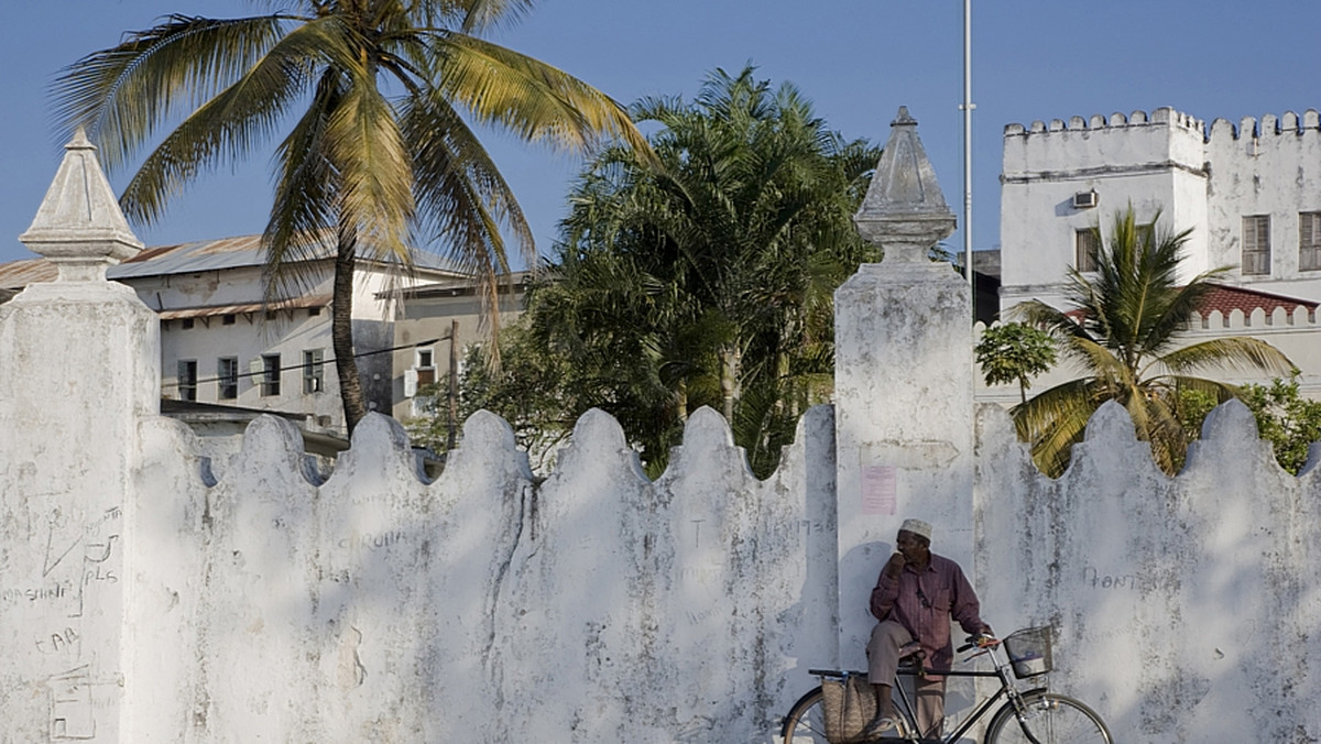 Żeby poznać prawdziwy Zanzibar, warto zamienić leżak nad basenem na samochód z wypożyczalni. Zakurzonymi drogami dotrzemy do sennych wiosek rybackich, parków narodowych i zabytków rozsianych po całej wyspie.