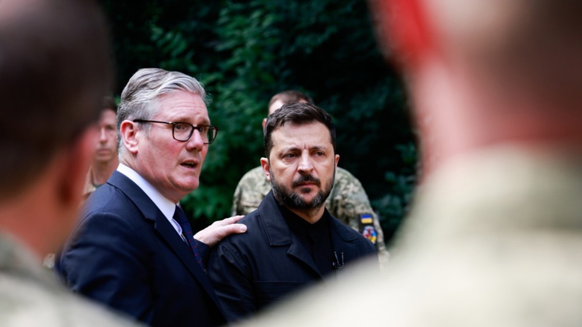 Kir Starmer i Volodimir Zelenski sa vojnicima iz Operacije Interfleks koja podržava ukrajinske snage u Londonu 23. juna 2025.