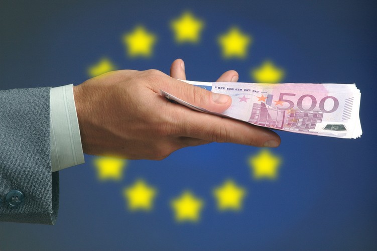 Po drugie – sprawdźmy dostępność środków. W tym roku o podobne projekty będą mogły wnioskować firmy działające w województwach – łódzkim, kujawsko-pomorskim, lubelskim, podkarpackim i świętokrzyskim oraz zatrudniające do 250 etatowych pracowników. Co do zasady, dotację będzie można uzyskać jedynie na certyfikowane szkolenia kończące się zewnętrznymi egzaminami. Co istotne, niektóre województwa wprowadziły jeszcze węższe ograniczenia, dlatego warto to sprawdzić. Informacje można znaleźć na stronach instytucji przydzielających środki – wyszukiwanie „PO KL + województwo” w Google powinno pomóc. Z prośbą o szczegółowe informacje można też zwrócić się do firm pozyskujących unijne fundusze, to nic nie kosztuje.