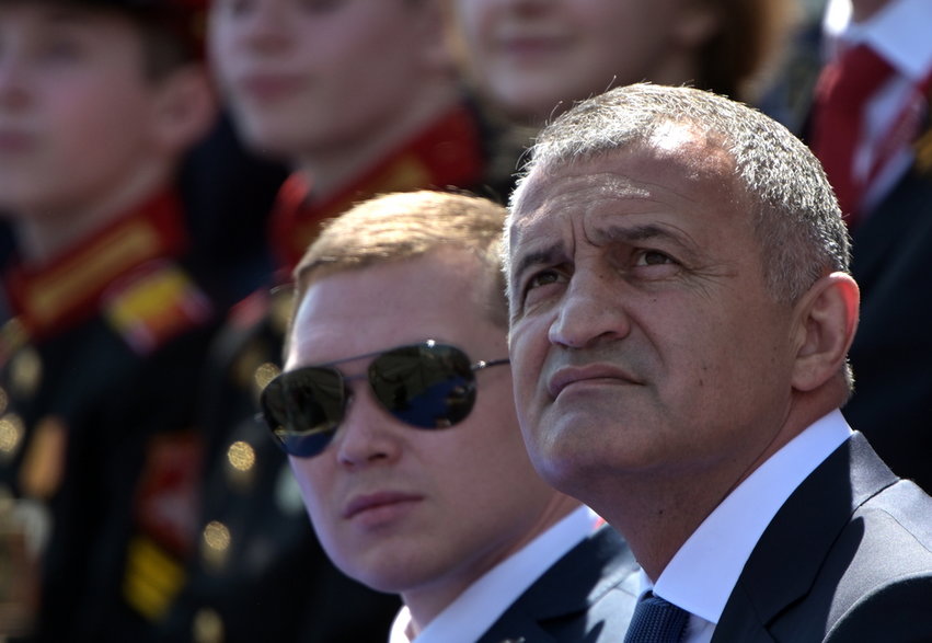 Były już "prezydent" Osetii Południowej Anatolij Bibiłow podczas Dnia Zwycięstwa w Moskwie w 2020 r. 