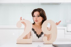 To najszczęśliwszy numer mieszkania! Zwiastuje sukces, bogactwo i finansową pomyślność. Oto numerologiczny przewodnik po wibracjach mieszkań