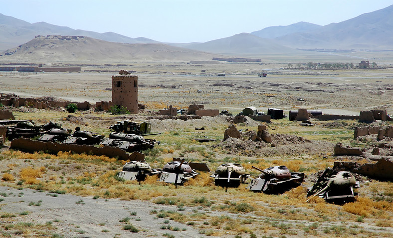 Zniszczone radzieckie czołgi w pobliżu Ghazni, Afganistan