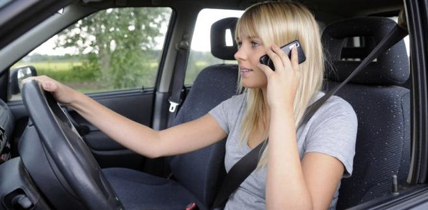 Kierowca rozmawiający przez telefon w samochodzie