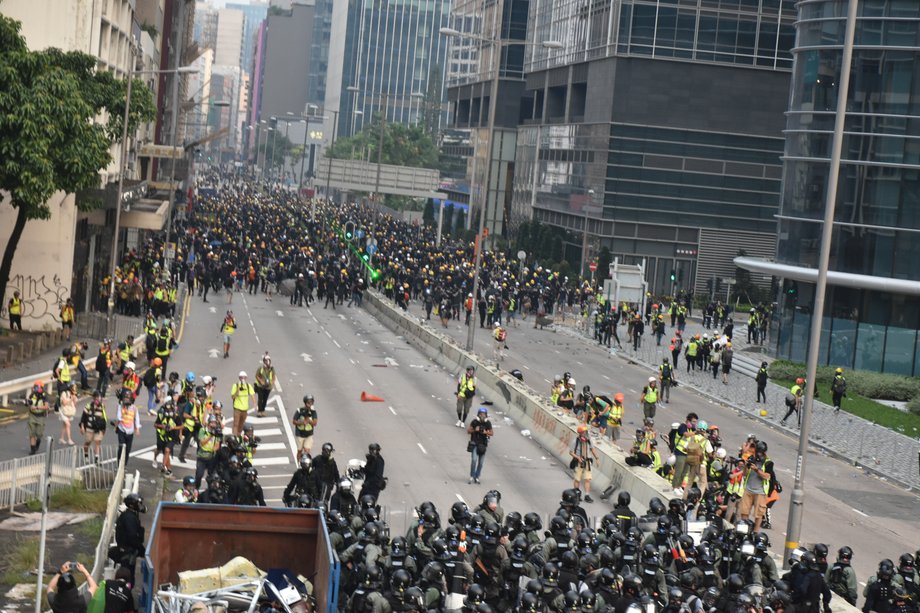 Protesty w Hongkongu przeciwko władzom. Z jednej strony demonstranci, z drugiej policja - sierpień 2019 r. 