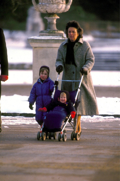 Książę William i książę Harry oraz ich niania Barbara Barnes w 1986 roku