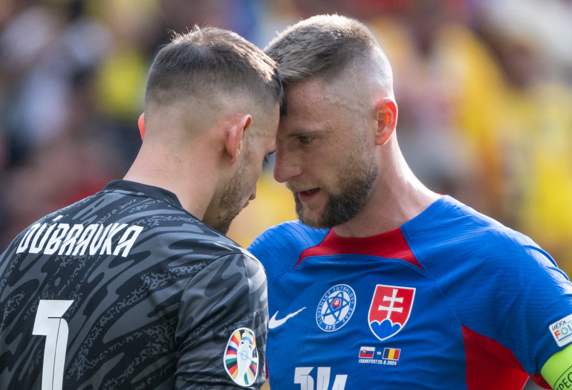 Milan Škriniar (Slovensko) povzbudzuje slovenského brankára Martina Dúbravku.