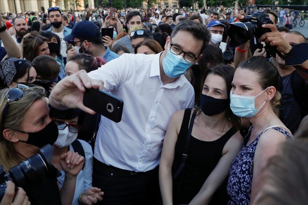 Burmistrz z demonstrantami podczas protestu przeciwko budowie kampusu chińskiego Uniwersytetu Fudan w Budapeszcie, 5 czerwca 2021 r.