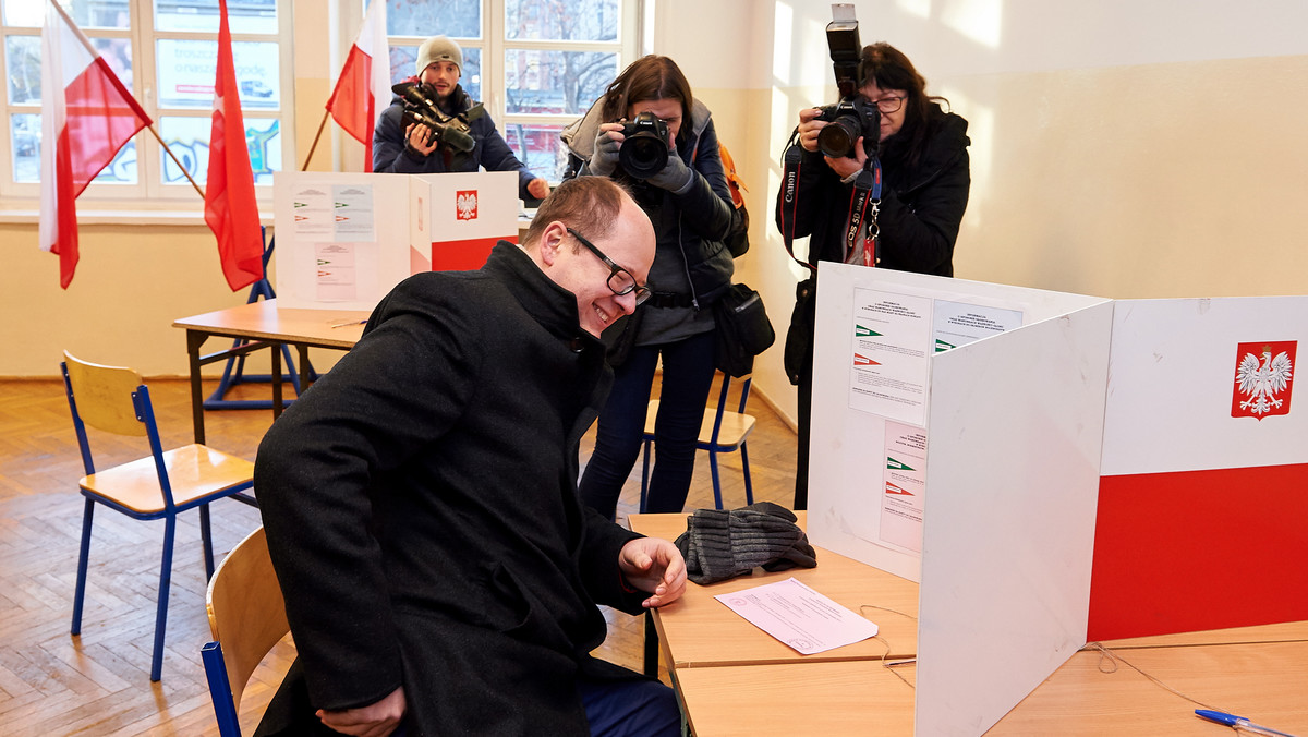 Paweł Adamowicz został wybrany na prezydenta Gdańska w II turze wyborów samorządowych - wynika z nieoficjalnych wyników sondażu exit-poll. Głosowało na niego 59,4 proc. wyborców. Kandydat PiS Andrzej Jaworski otrzymał poparcie na poziomie 40,6 proc.