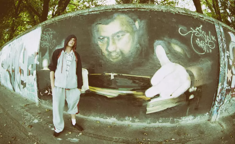 Graffiti z wizerunkiem DJ-a 600V, pod którym nagrywane były ujęcia do teledysku z m.in Pezetem