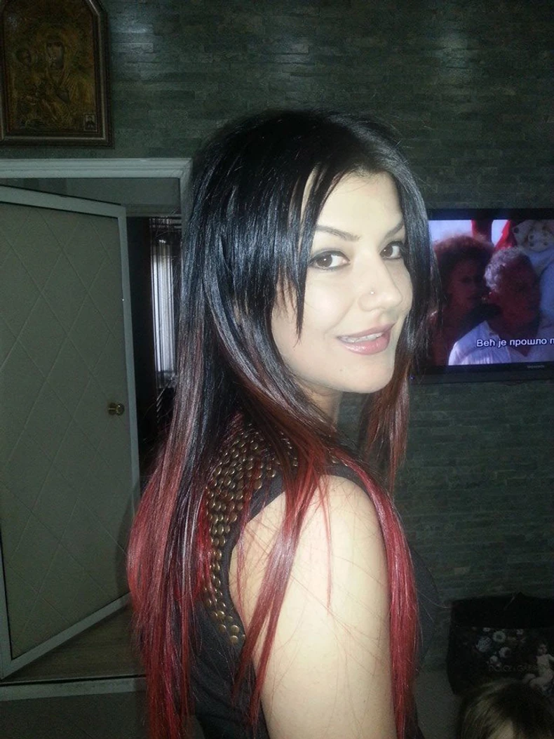 Pevačica Jelena Krsmanović ubijena je pre tri i po godine u kanalu pored nasipa u naselju Crvenka u Borči sa čak devet udaraca u glavu. Motiv zločina do sada nije utvrđen 