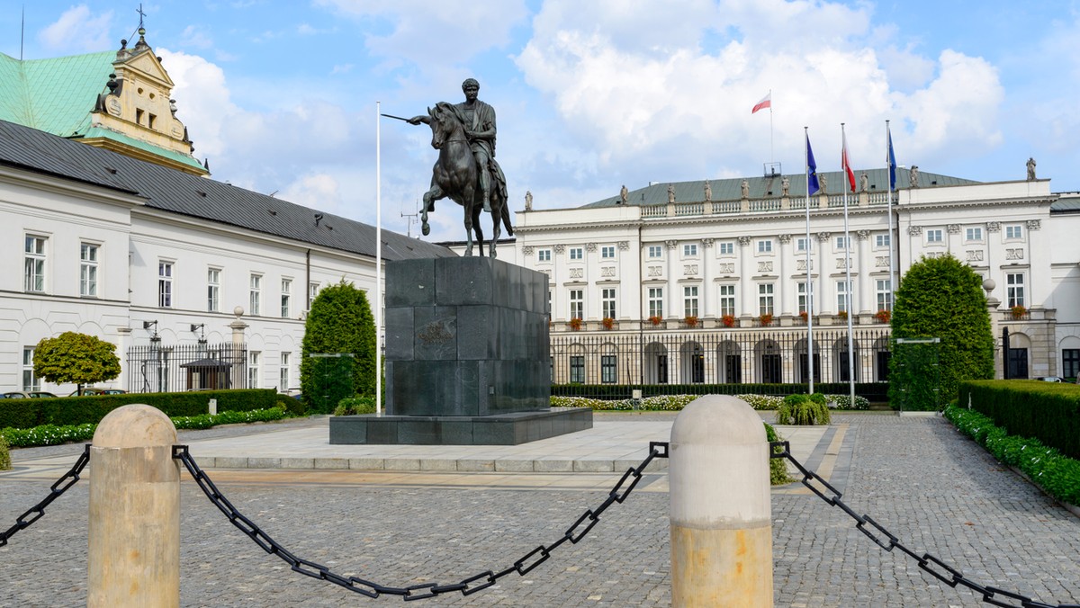 Teren przed Pałacem Prezydenckim, na Krakowskim Przedmieściu, gdzie prezydent Lech Kaczyński sprawował swój urząd, jest najlepszym dla upamiętnienia katastrofy smoleńskiej - uważa PiS. Tymczasem władze Warszawy podtrzymują propozycję lokalizacji pomnika smoleńskiego u zbiegu ulic Trębackiej i Focha.