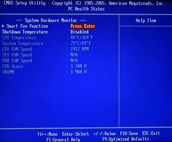 W zakładce System Hardware Monitor tylko dwa monitorowane napięcia, temperatura CPU i płyty oraz obroty trzech wentylatorów