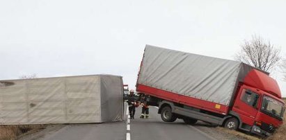 Przewrócone tiry i zniszczone budynki - wichury nad Polską