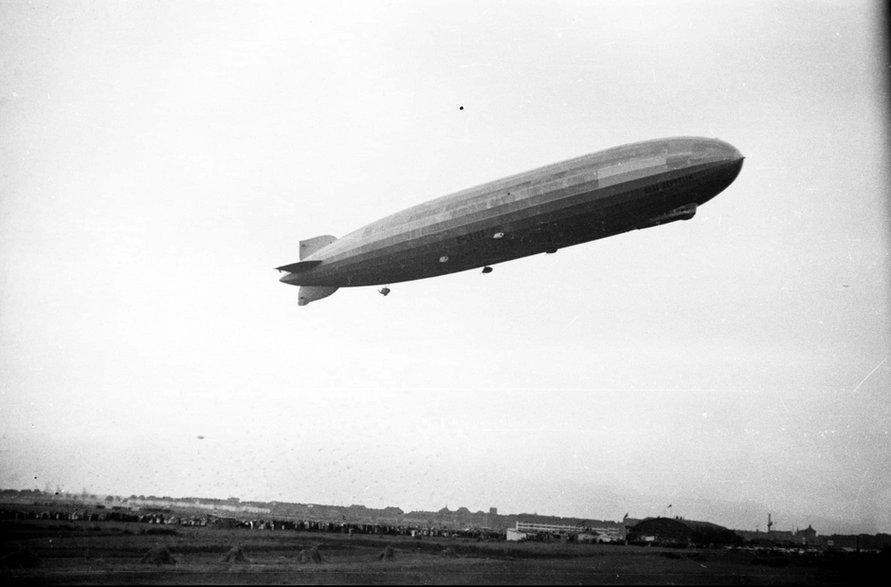 Przelot niemieckiego sterowca “Zeppelin”. Święto Morza w Gdyni. Źródło: Narodowe Archiwum Cyfrowe.