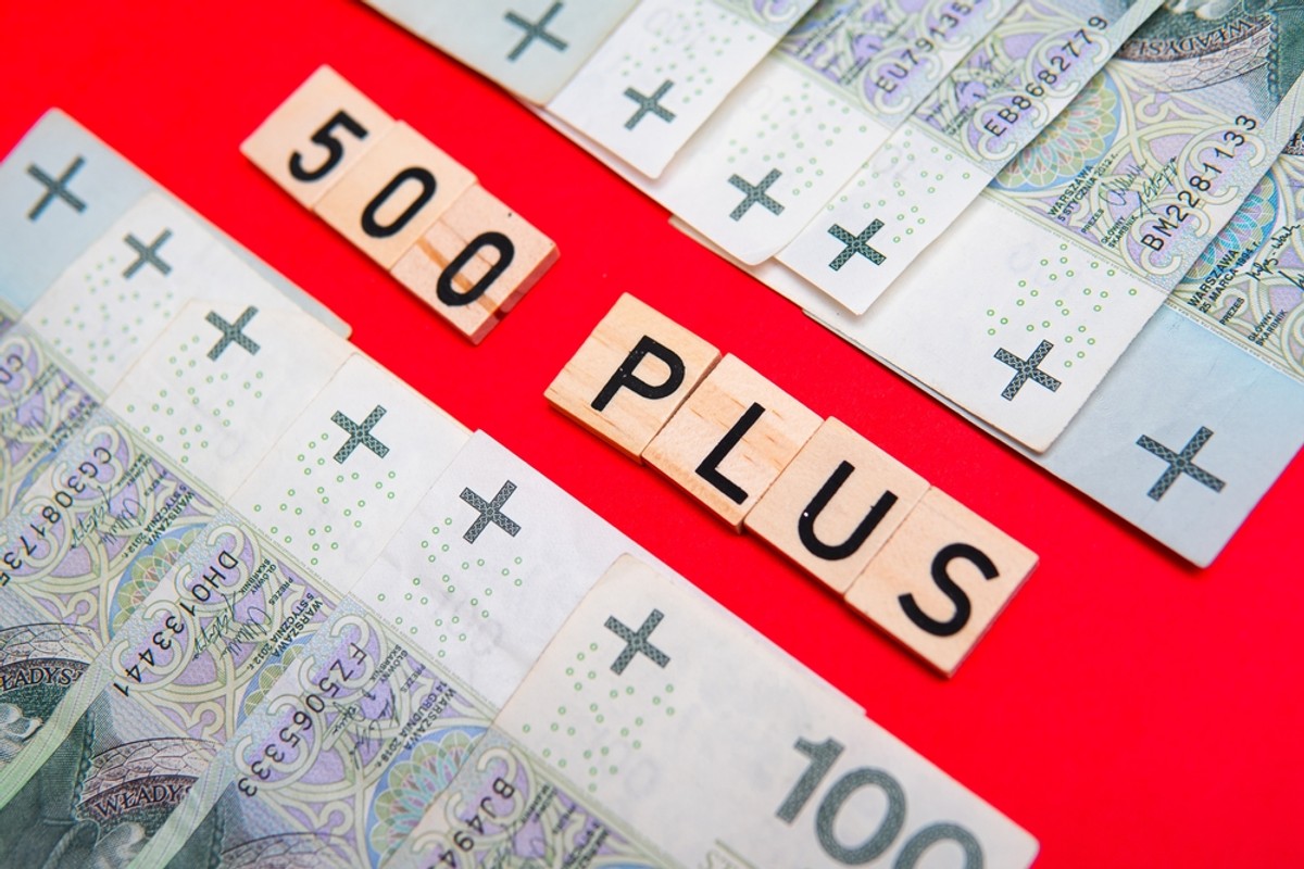 Nie warto zwlekać ze złożeniem wniosku o 500 plus na nowy okres. Możesz stracić część świadczenia