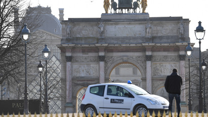 Ellepték a kommandósok a Louvre környékét - fotók a párizsi lövöldözés helyszínéről
