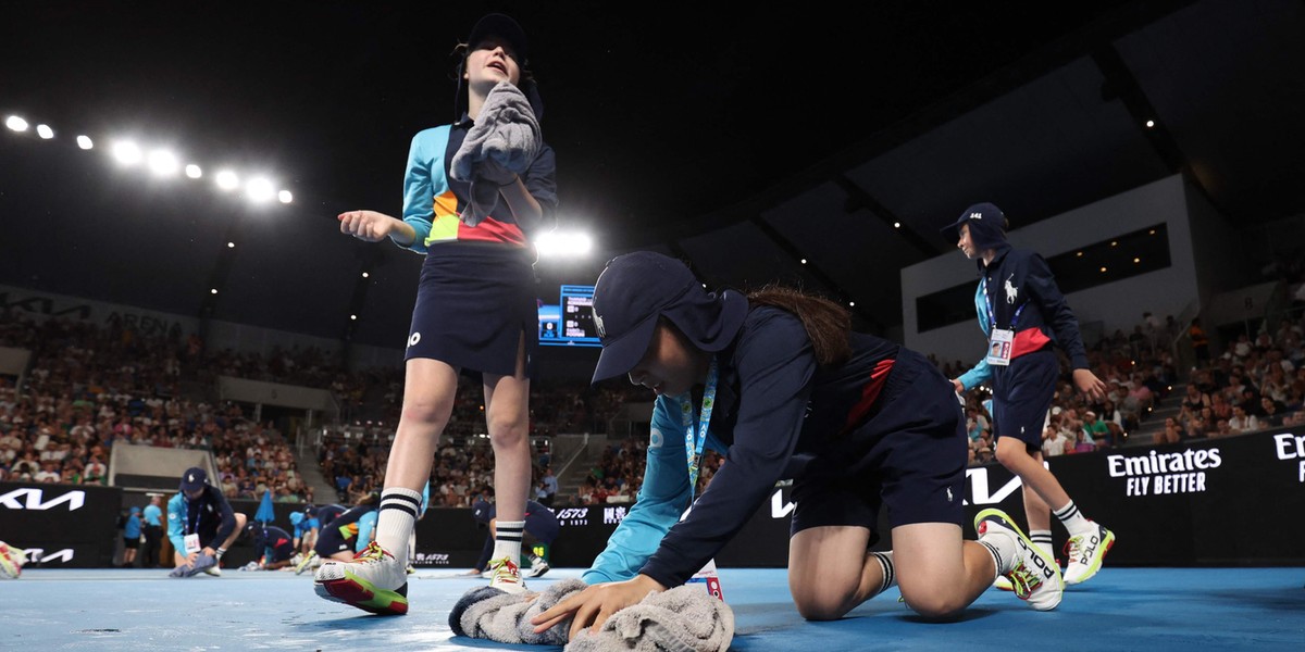 Upał i deszcz pokrzyżowały plany organizatorów Australian Open.