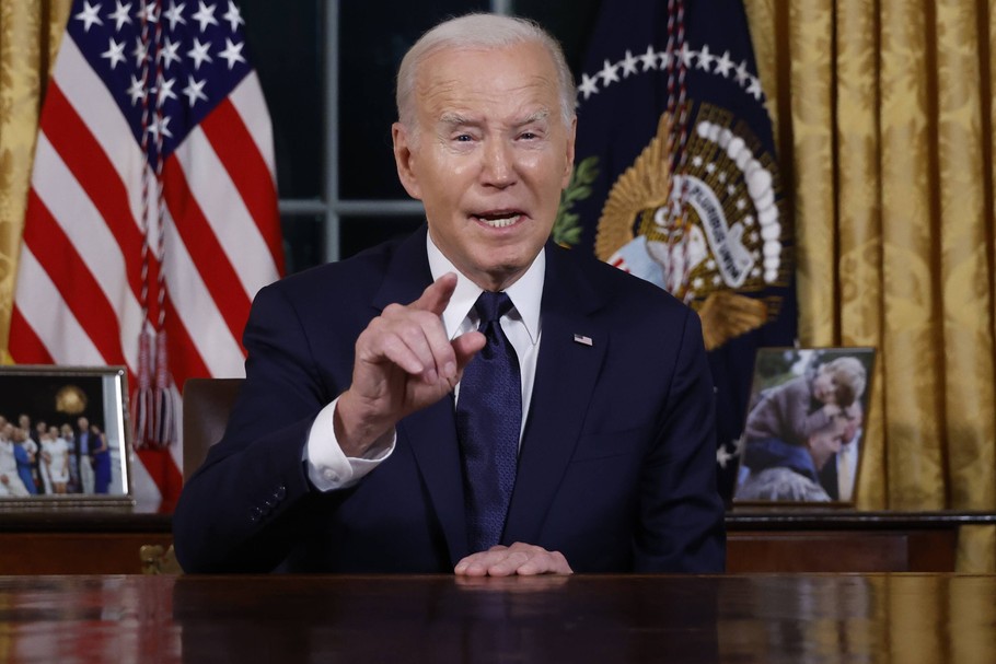 Joe Biden podczas wystąpienia telewizyjnego z Gabinetu Owalnego